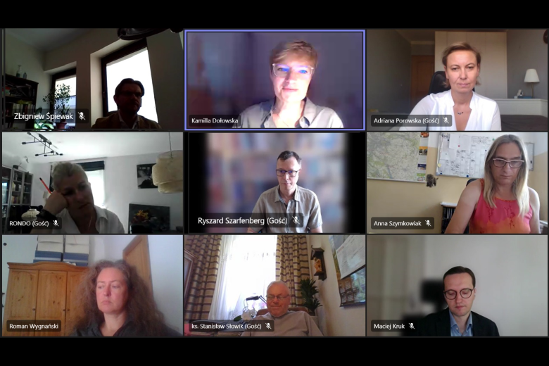 Zrzut ekranu przedstawiający uczestników komisji łączących się online