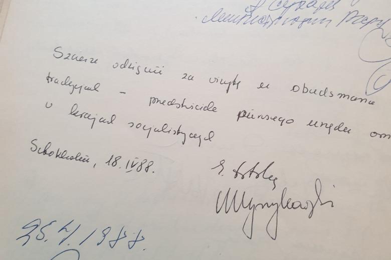 zdjęcie księgi pamiątkowej z ręcznie wypisanym tekstem