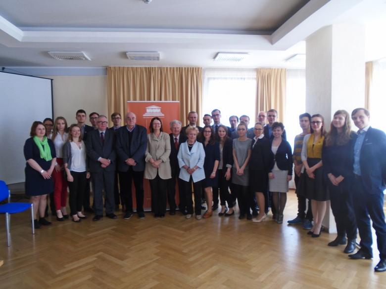 na zdjęciu Ambasadorzy RPO z prof. Ireną Lipowicz i przedstawicielami Rady Społecznej