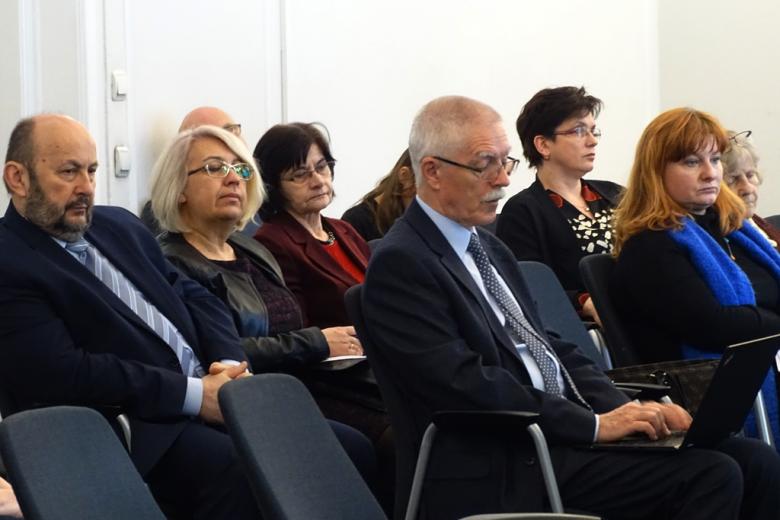 zdjęcie: kilka osób siedzi na sali i przychłuchuje się konferencji