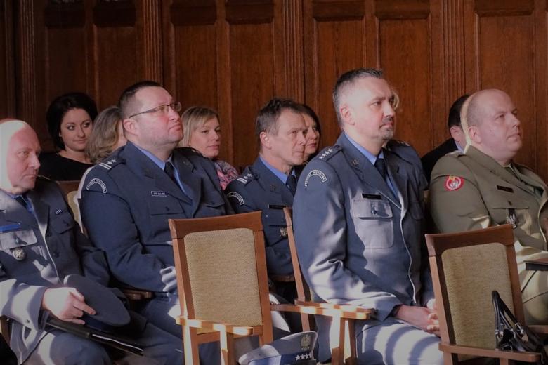 zdjęcie: kilka osób siedzi w mundurach 