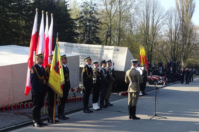 zdjęcie: po lewej stronie widać pomnik ofiat katastrofy smoleńskiej przed nim stoją żołnierze