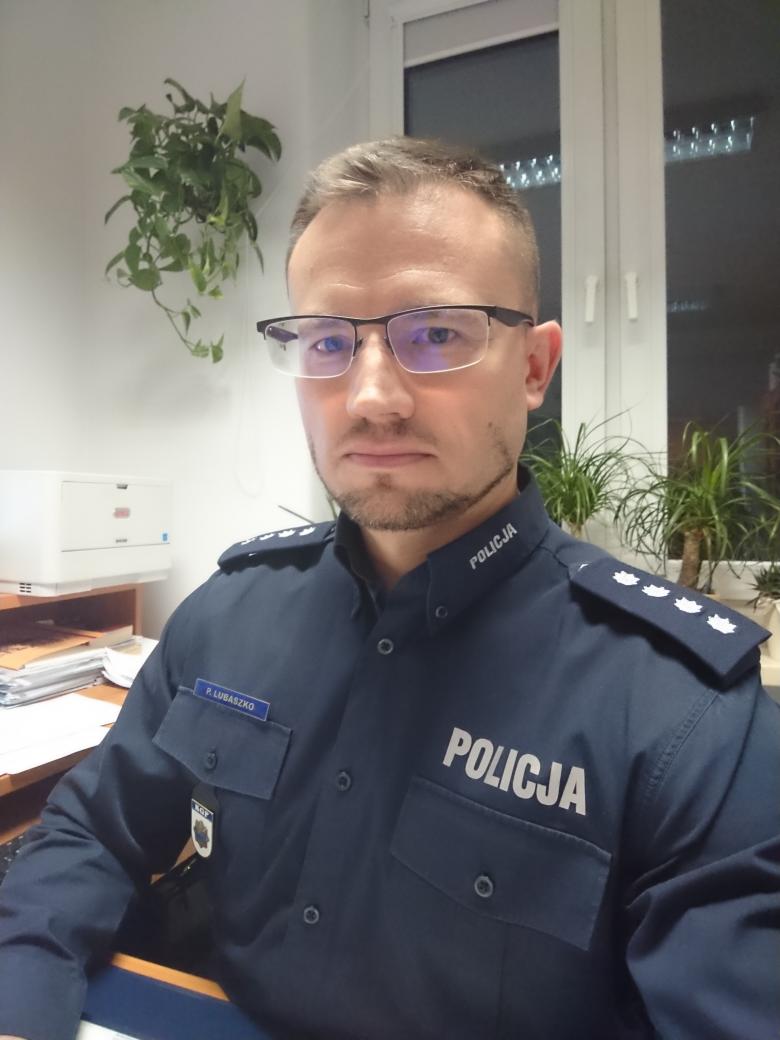 Mężczyzna w mundurze policyjnym i okularach
