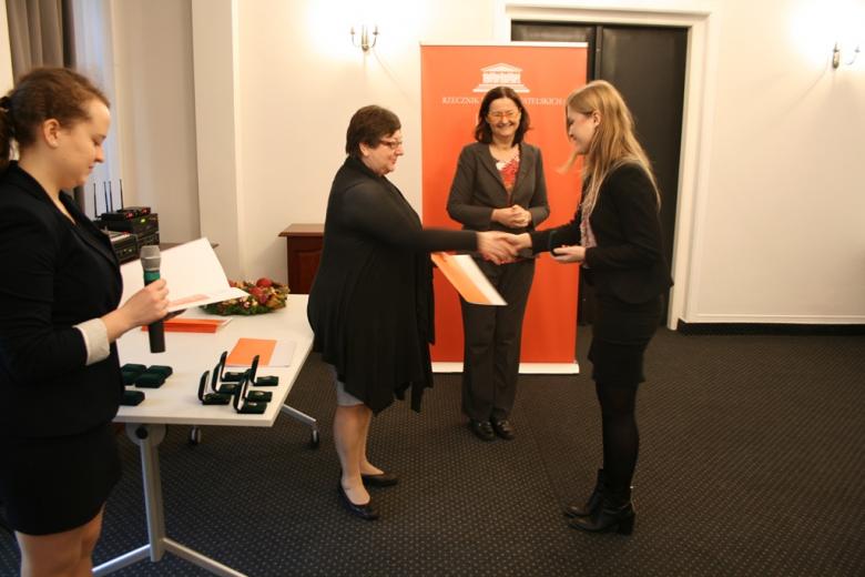 na zdjęciu prof. Irena Lipowicz i Barbara Imiołczyk wręczają odznakę Ambasadora Praw Obywatelskich 