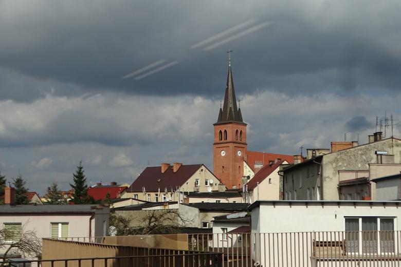 Widok na miasto z ceglanym kościołem