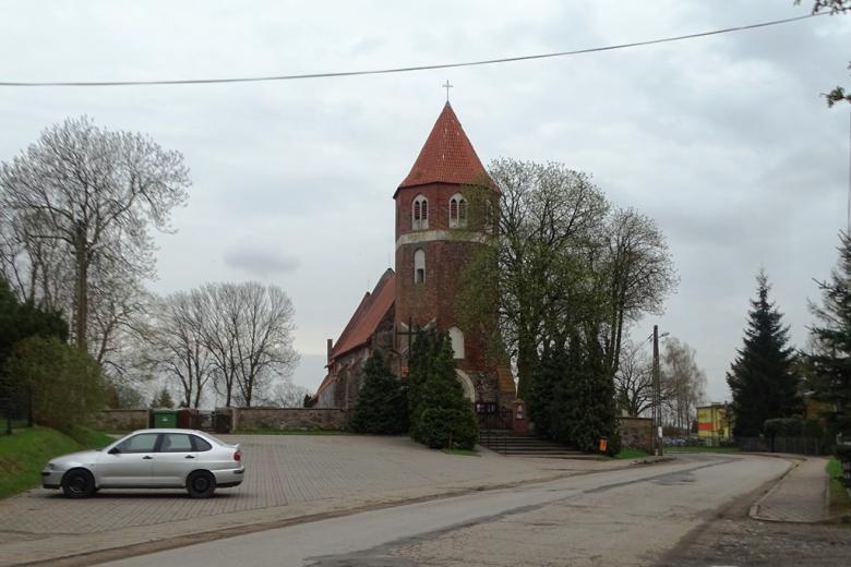 Kościół gotycki na wsi