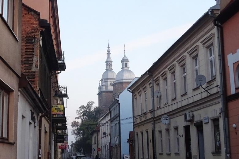 Zdjęcie: uliczka w zabuytkowym mieście, wieże kościelne