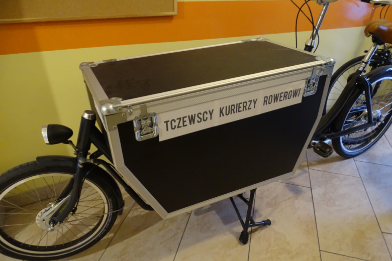 rower dla kuriera ze specjalnie zamontowanym pojemnikiem na towary