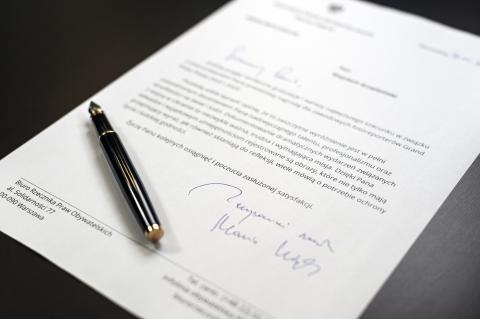 List z odręcznym podpisem RPO Marcina Wiącka i leżące na nim czarne pióro