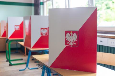 Miejsca do głosowania w lokalu wyborczym osłonięte nadstawkami w kolorach białym i czerwonym z godłem polski - białym orłem w koronie na czerwonym polu