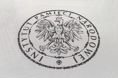 okrągłe logo z napisem Instytut Pamięci Narodowej i symbolem orła w środku