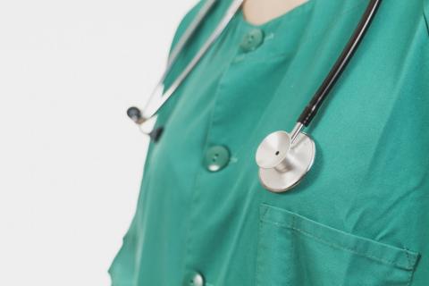 Pielęgniarka w zielonym fartuchu ze stetoskopem