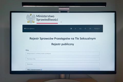 Ekran komputera z otwartą w przeglądarce internetowej stroną publicznego Rejestru Sprawców Przestępstw na Tle Seksualnym