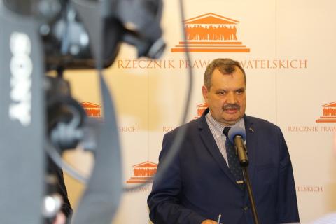 Briefing zastępcy rzecznika praw obywatelskich Krzysztofa Olkowicza w związku z ujawnionymi przez media materiałami dotyczącymi śmierci 25-letniego Igora Stachowiaka