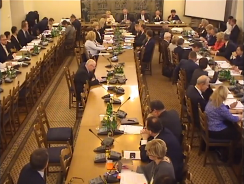 Widok sali posiedzeń komisji sejmowej, zrzut z kamery internetowej